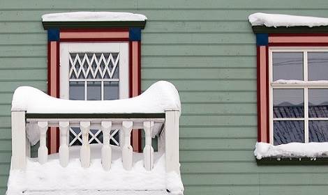 Groen huis geschilderd door de winterschilder